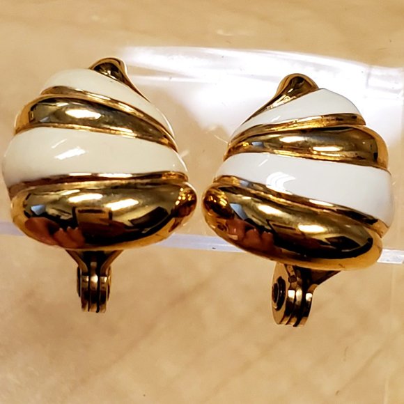 Vintage Signed MONET Gold and Cream Enamel Shell Clip Earrings - Picture 7 of 11